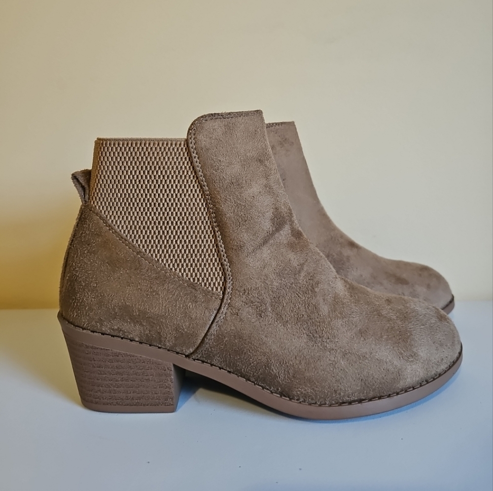 Forever  Women's  Taupe Faux Suede‎ Ankle Booties, Size 7.5